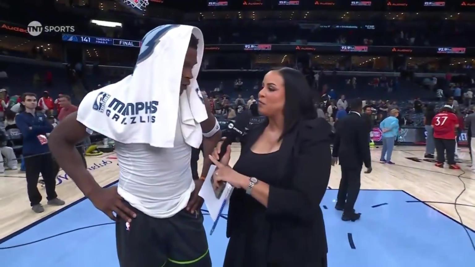 華子賽后接受一位豐滿女記者的采訪！