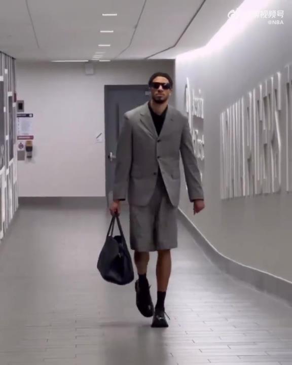 時(shí)尚潮男！哈利今日一身灰西裝短褲墨鏡搭配入場 腿真細(xì)！