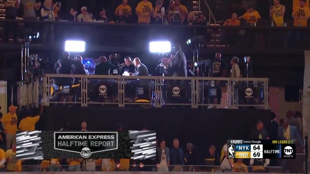 ?。哭D(zhuǎn)播鏡頭給到解說(shuō)看臺(tái)，奧尼爾居然抱著一個(gè)人在彎舉