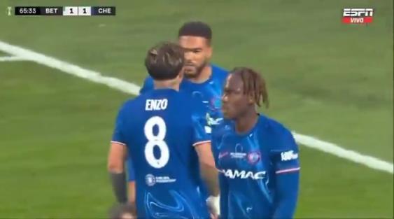 繼續(xù)干！恩佐進(jìn)球后給了詹姆斯一巴掌，兩人頂頭互相打氣