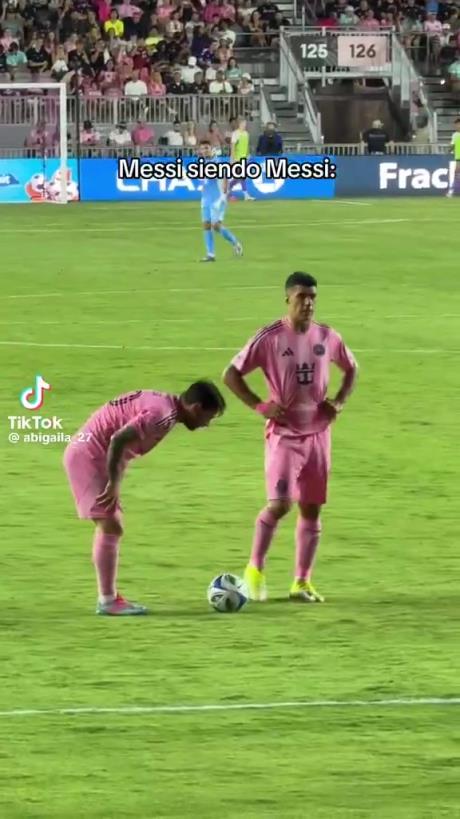 哈哈！梅西擺任意球偷偷往前挪被裁判抓包