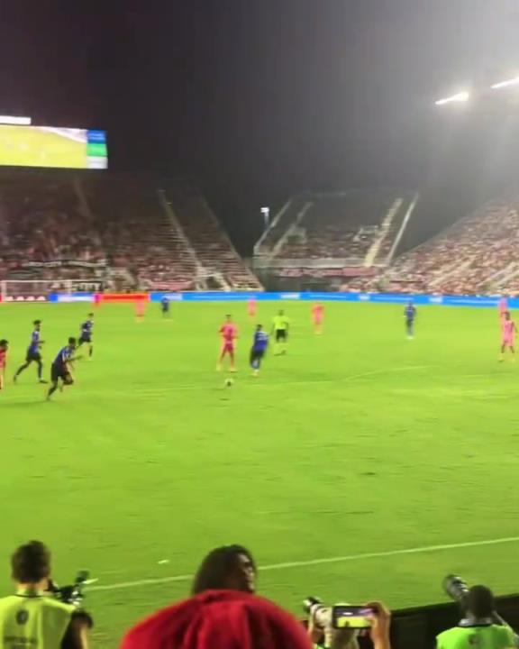 梅老板為了給蘇亞雷斯送個助攻，也是拼了啊