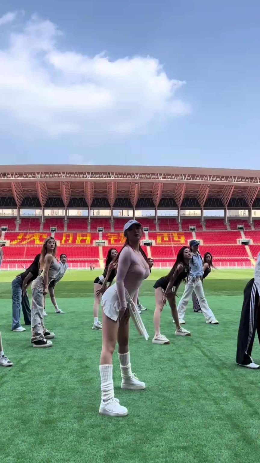 好看！在彩排的遼寧鐵人啦啦隊(duì)小姐姐們