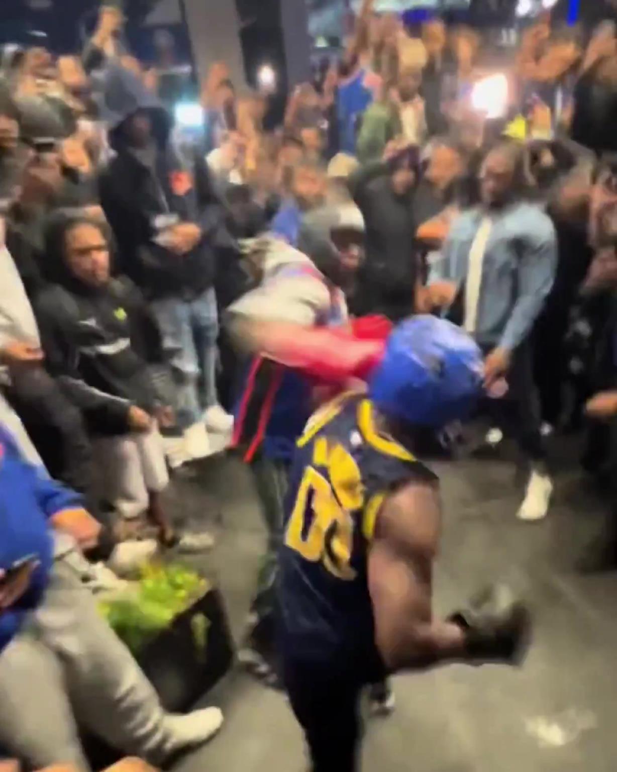 這不比場(chǎng)上好看？尼克斯&步行者球迷賽后直接1v1拳擊