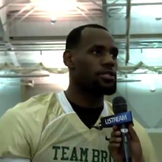 哥兩個(gè)還會(huì)這個(gè)??？11年NBA停擺期間老詹和阿杜組隊(duì)玩橄欖球