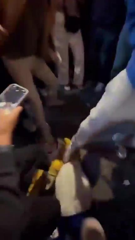 驚！尼克斯大勝步行者后，哈利伯頓遭主場(chǎng)球迷群毆