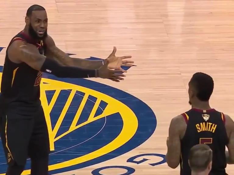 名場(chǎng)面！JR搶下關(guān)鍵籃板沒看表，老詹質(zhì)問JR為何傳球