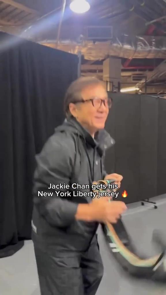 肌肉記憶！成龍這幾下空氣運(yùn)球像是進(jìn)了家具城