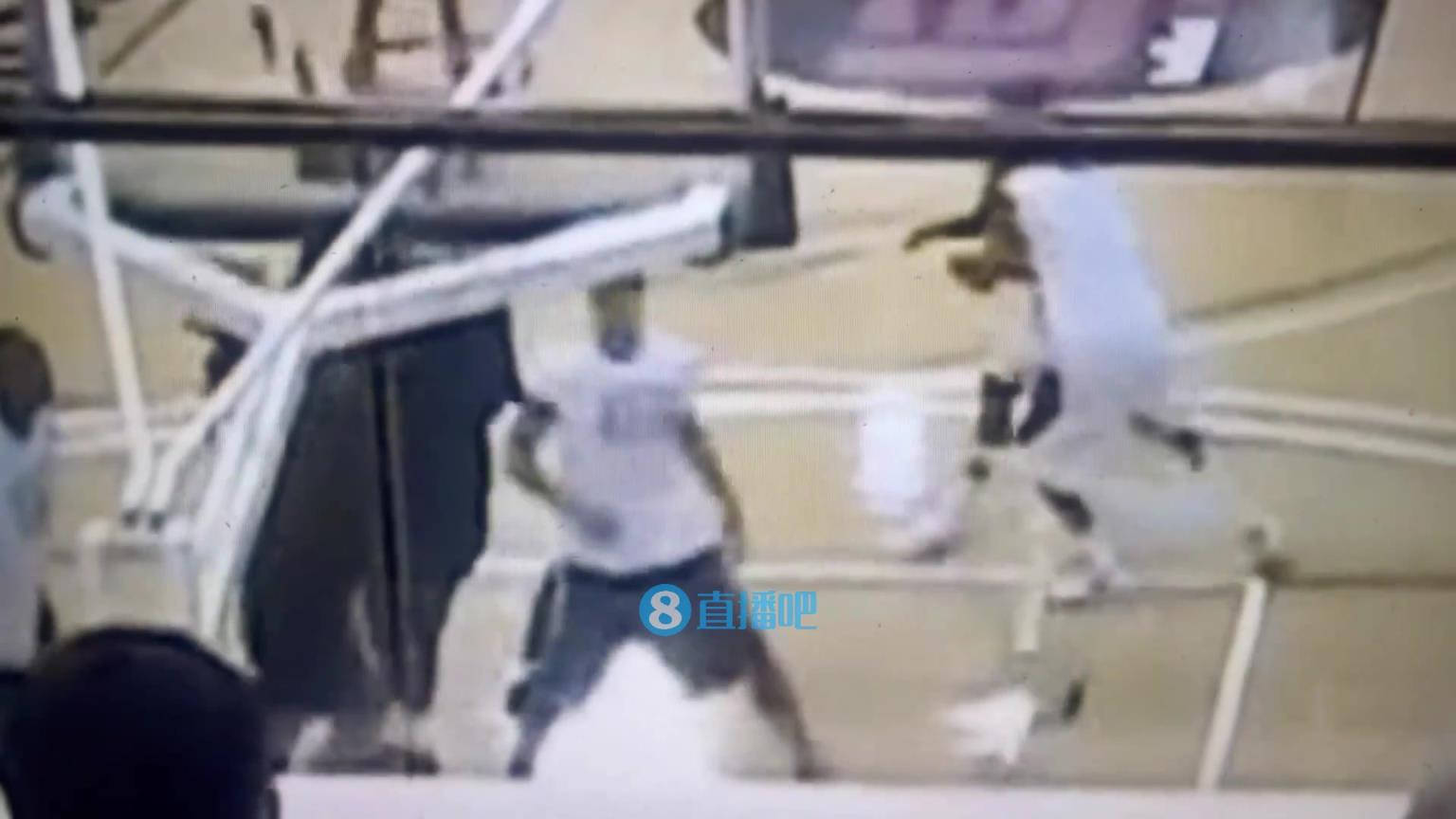 引熱議！美媒翻舊賬：當(dāng)年詹姆斯被大學(xué)生隔扣，耐克沒(méi)收了錄像帶