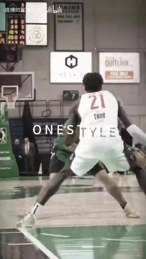 正統(tǒng)美式后衛(wèi)！JD戴維森炒菜后低手合球，對(duì)抗上籃打進(jìn)！