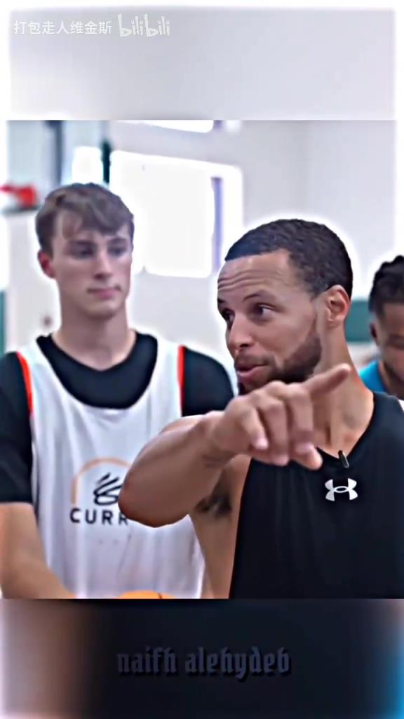 庫(kù)里：其實(shí)這個(gè)暴扣是我教的！當(dāng)弗拉格出現(xiàn)在庫(kù)里的訓(xùn)練營(yíng)！