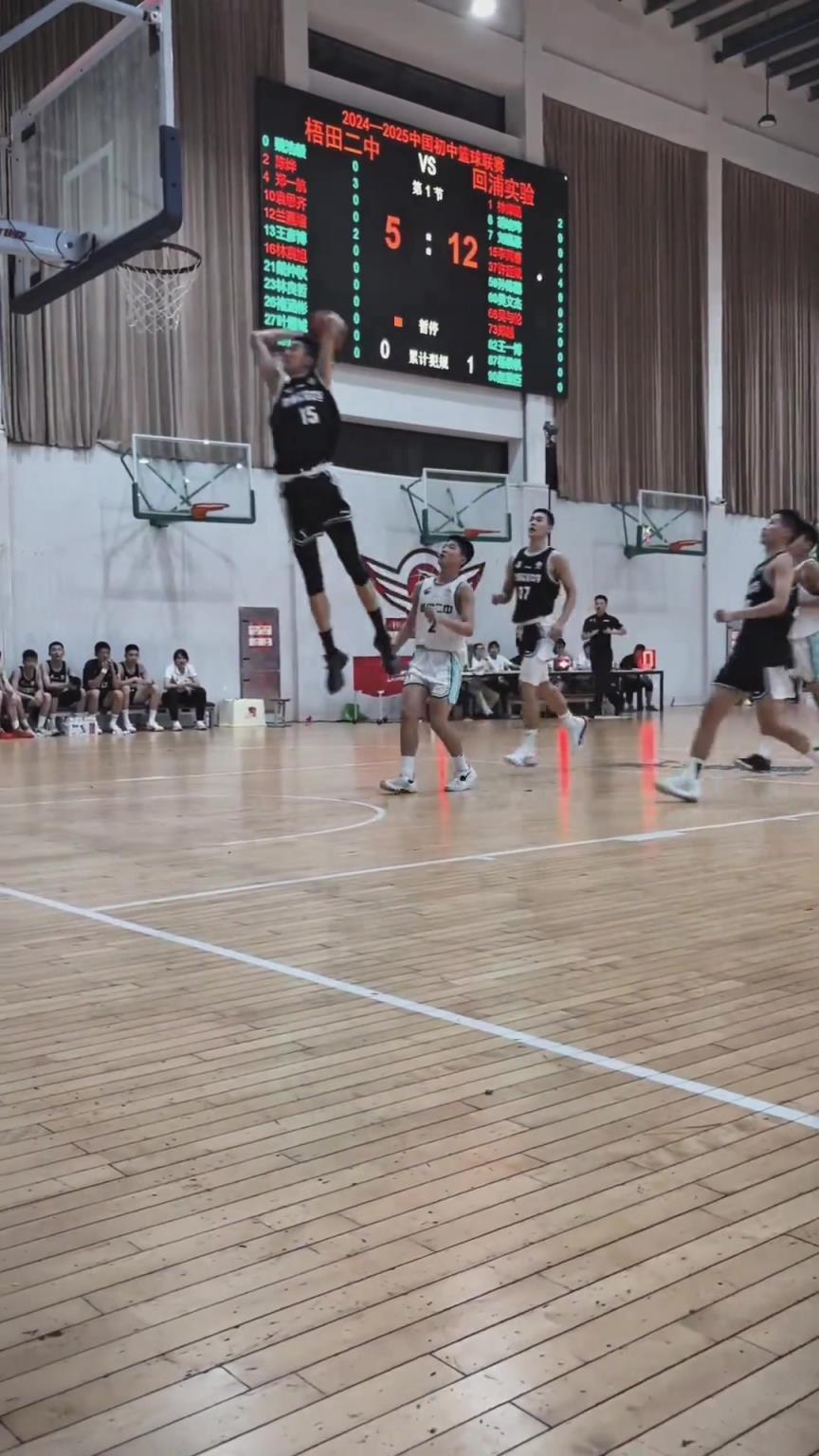 起來(lái)就扣??！現(xiàn)在的初中生都這么打球的嗎