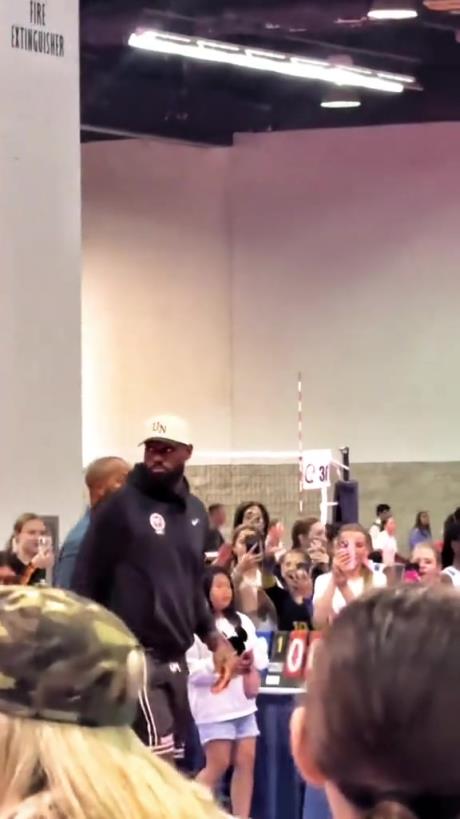 什么是巨星啊！詹姆斯現(xiàn)身排球場(chǎng)被小球迷包圍 這就是行走的流量