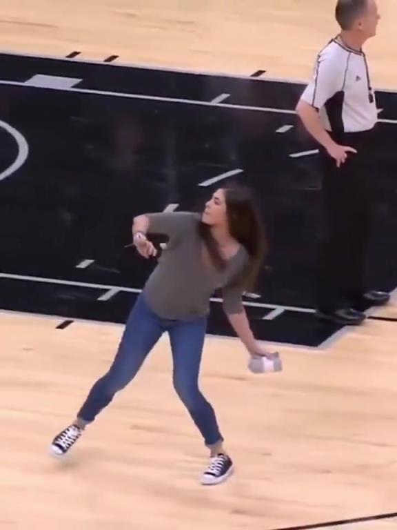 不愧是美國(guó)女籃主力，普拉姆的力量太嚇人了