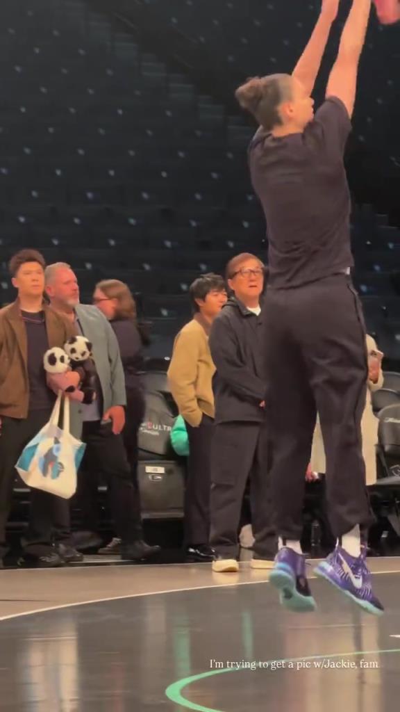 71歲成龍現(xiàn)身巴克萊中心看女籃比賽：她們投籃怎么那么準(zhǔn)?。。?>
                                <div   id=