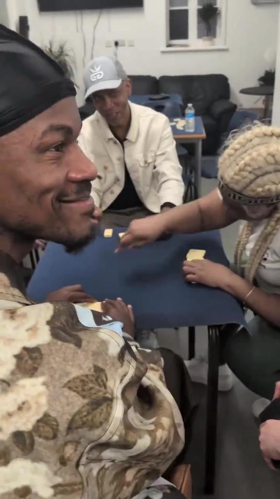 想找到巴特勒很簡(jiǎn)單，因?yàn)樗辉诨@球場(chǎng)，就在棋牌室