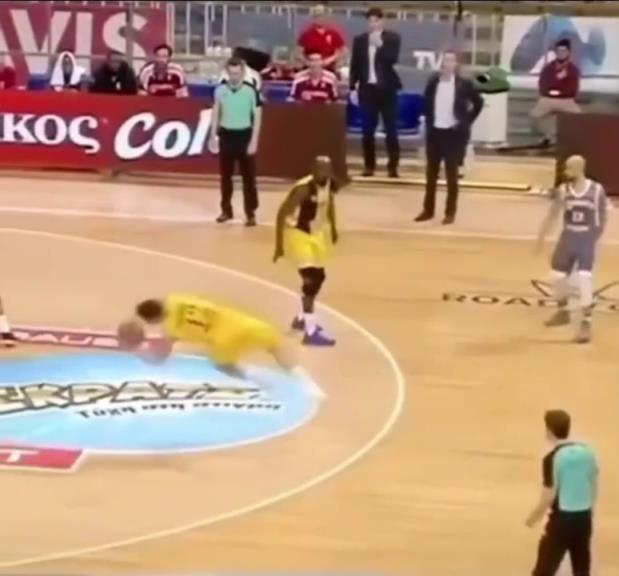 下地真快！搶斷這哥們兒多少是有點(diǎn)門(mén)將基礎(chǔ)