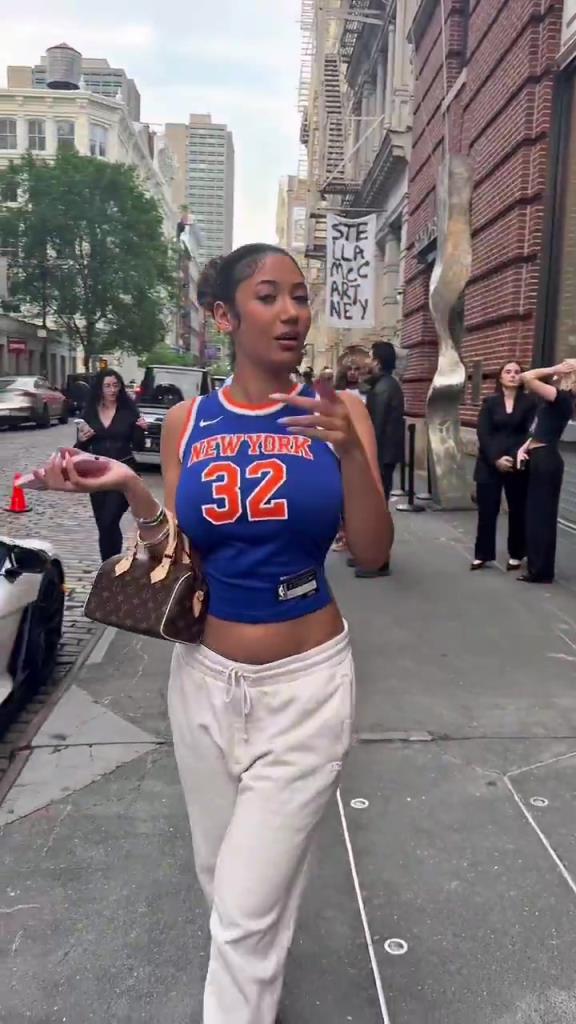 哇塞！一豐滿尼克斯女球迷身穿唐斯球衣，真是太吸引眼球了